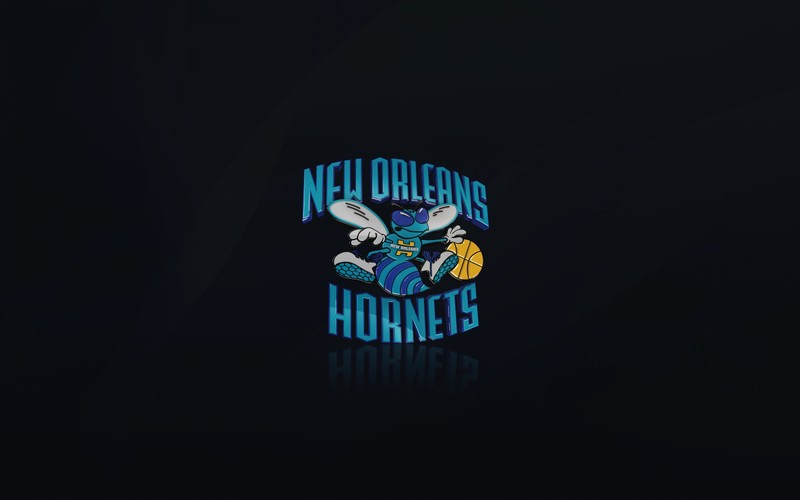 Близкий план черного фона с синим и белым логотипом (new orleans hornets, баскетбольная команда, логотип, тёмный фон, 5k)