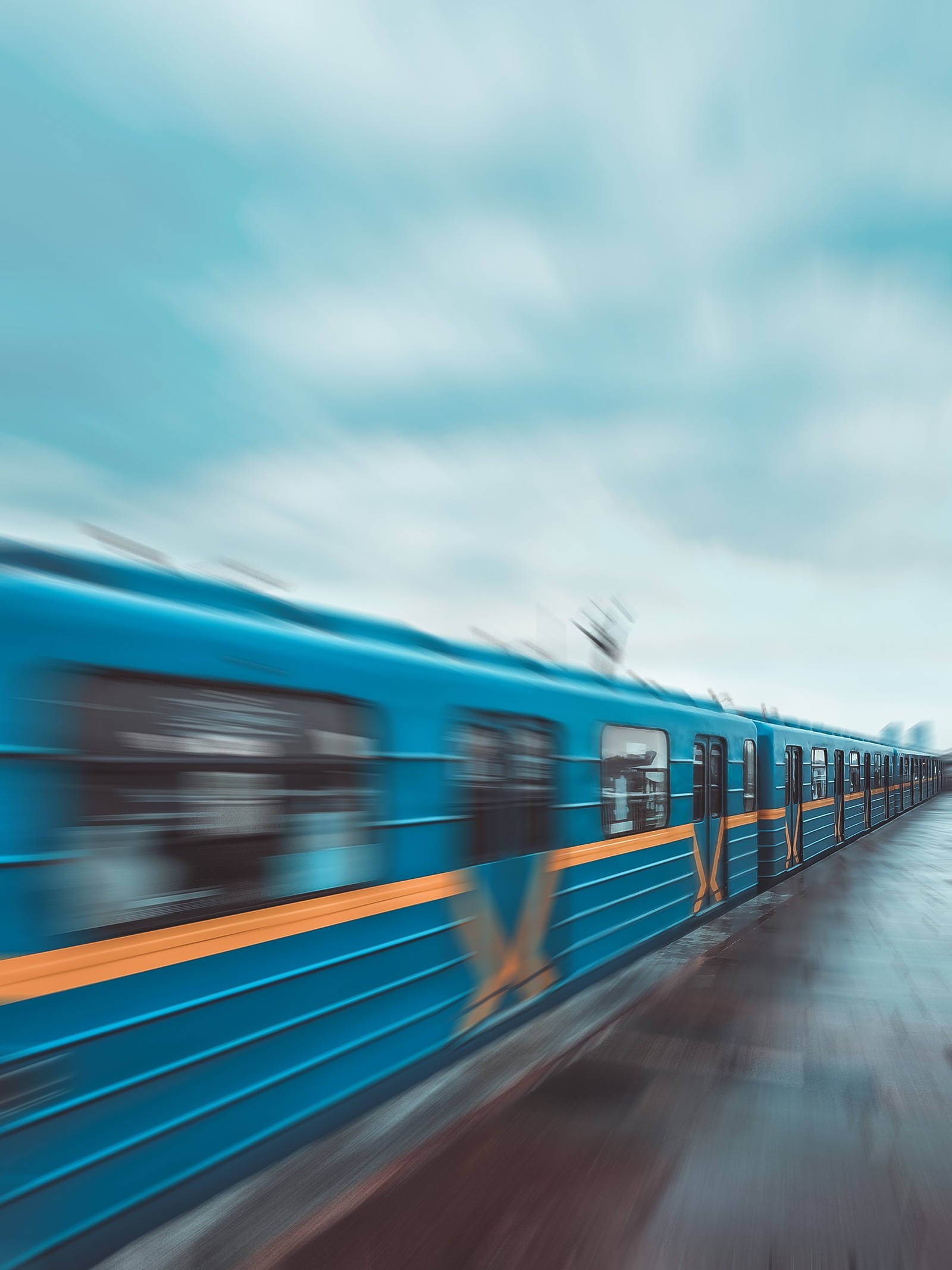 Foto borrada de um trem nos trilhos (trem, transporte ferroviário, transporte, material rodante, transporte público)