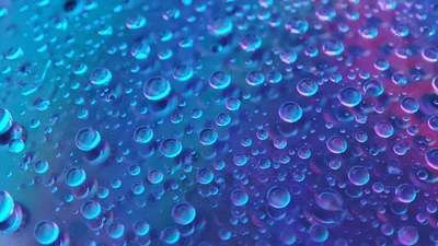 Primer plano macro de vibrantes gotas de agua sobre un fondo azul