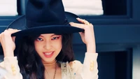 Kim Jennie mostrando carisma con un sombrero elegante