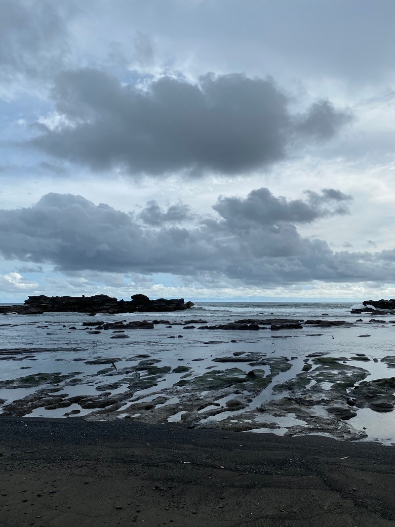 Мужчина стоит на пляже с серфингом (море, вода, прилив, облако, побережье)