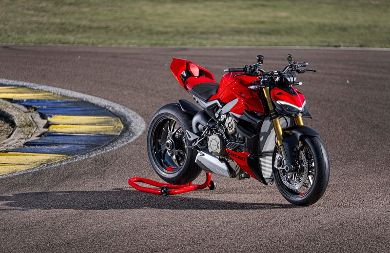 Мотоцикл arafed на гоночной трассе с красной шиной (дубкати стритфайтер v4 s, ducati streetfighter v4 s, спортивные мотоциклы, 5k, 2023)