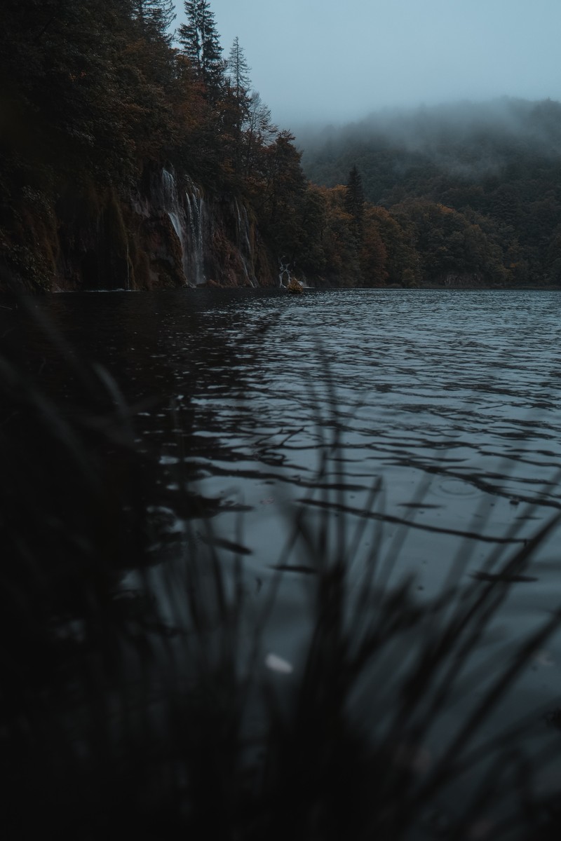 Лодка, плавающая в воде у скалы (природа, солнечный свет, водные ресурсы, река, атмосфера)