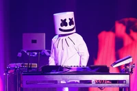 Marshmello se produisant lors d'un concert en direct avec un fond esthétique violet