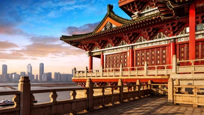 Templo chinês histórico com vista para uma paisagem urbana moderna