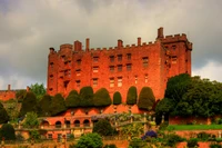 Château Rouge Historique Entouré de Jardins Luxuriants en Angleterre