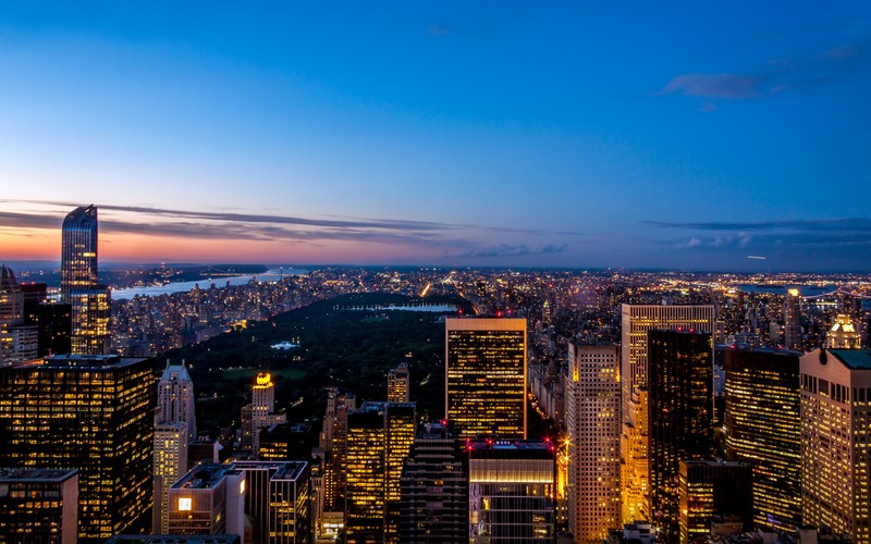 Вид на городской пейзаж на закате с вершины скалы (нью йорк, new york city, сумерки, горизонт, городской пейзаж)