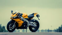 Moto sportive Aprilia RSV4 jaune sur piste avec carénage élégant et design de course