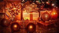 Elegante goldene Weihnachtsgeschenke und Ornamente