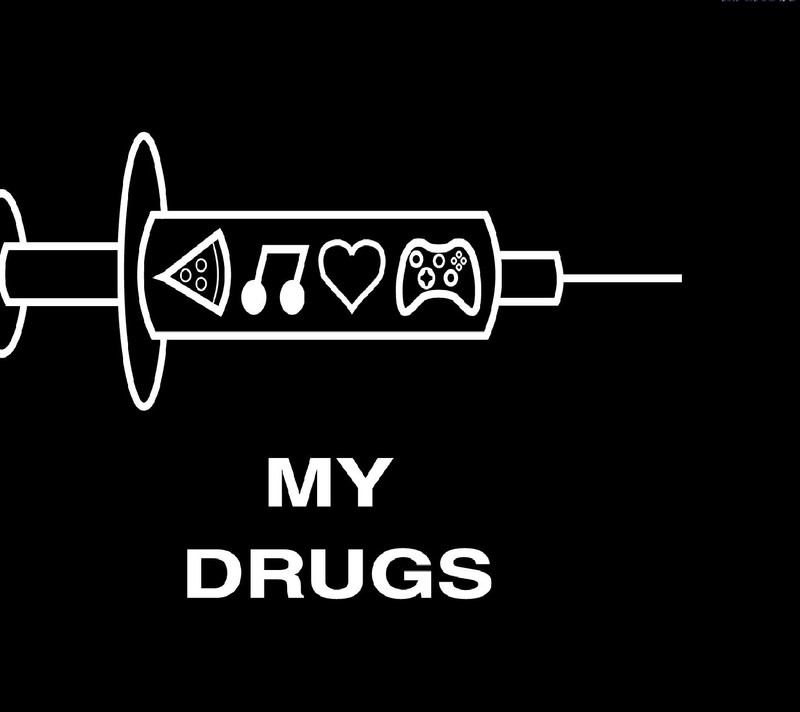 Близкий план швейной машинки с иглой и сердцем (my drugs)