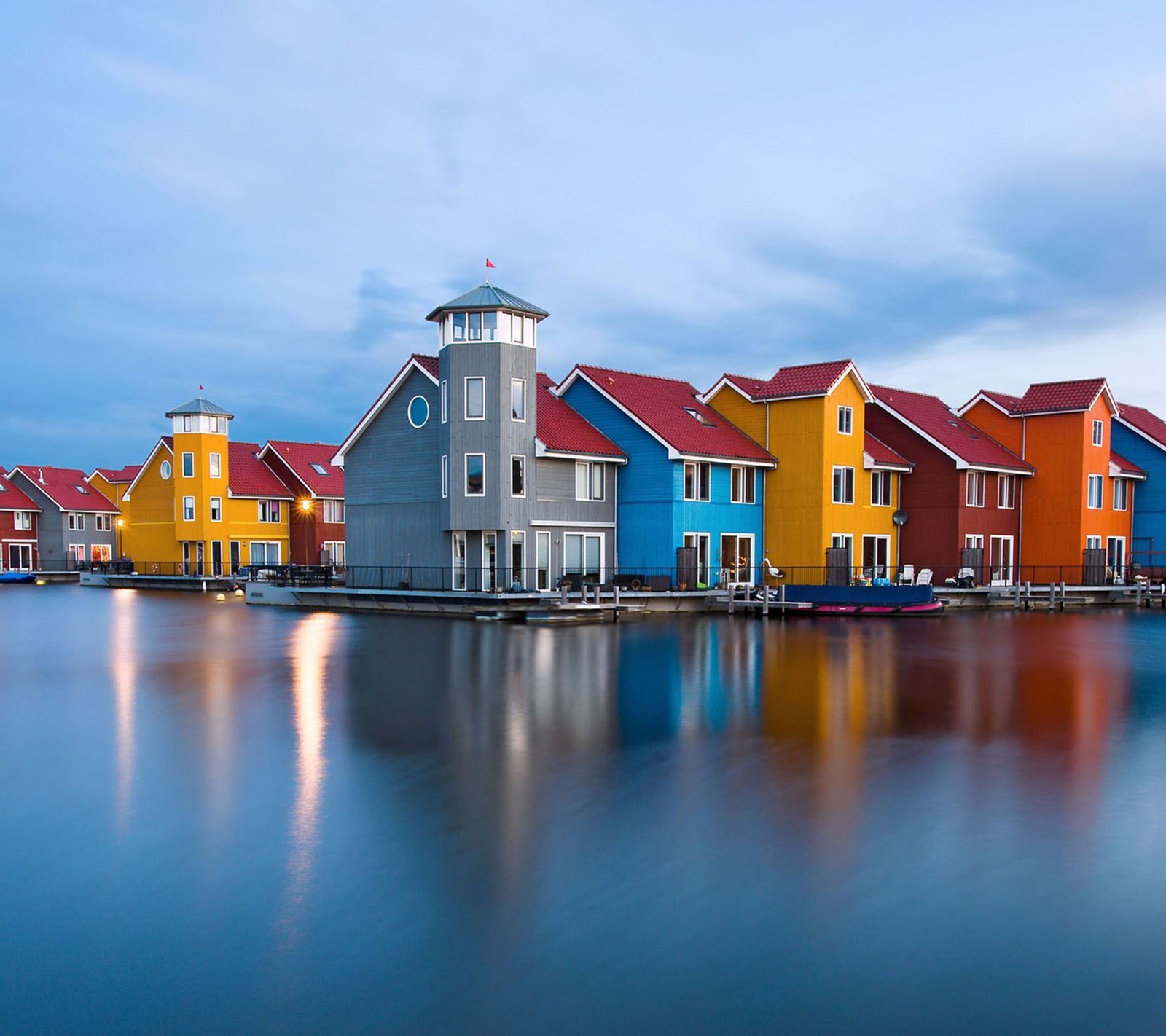 Casas coloridas alinhadas à beira da água (edifício, lar, casa, oceano, mar)