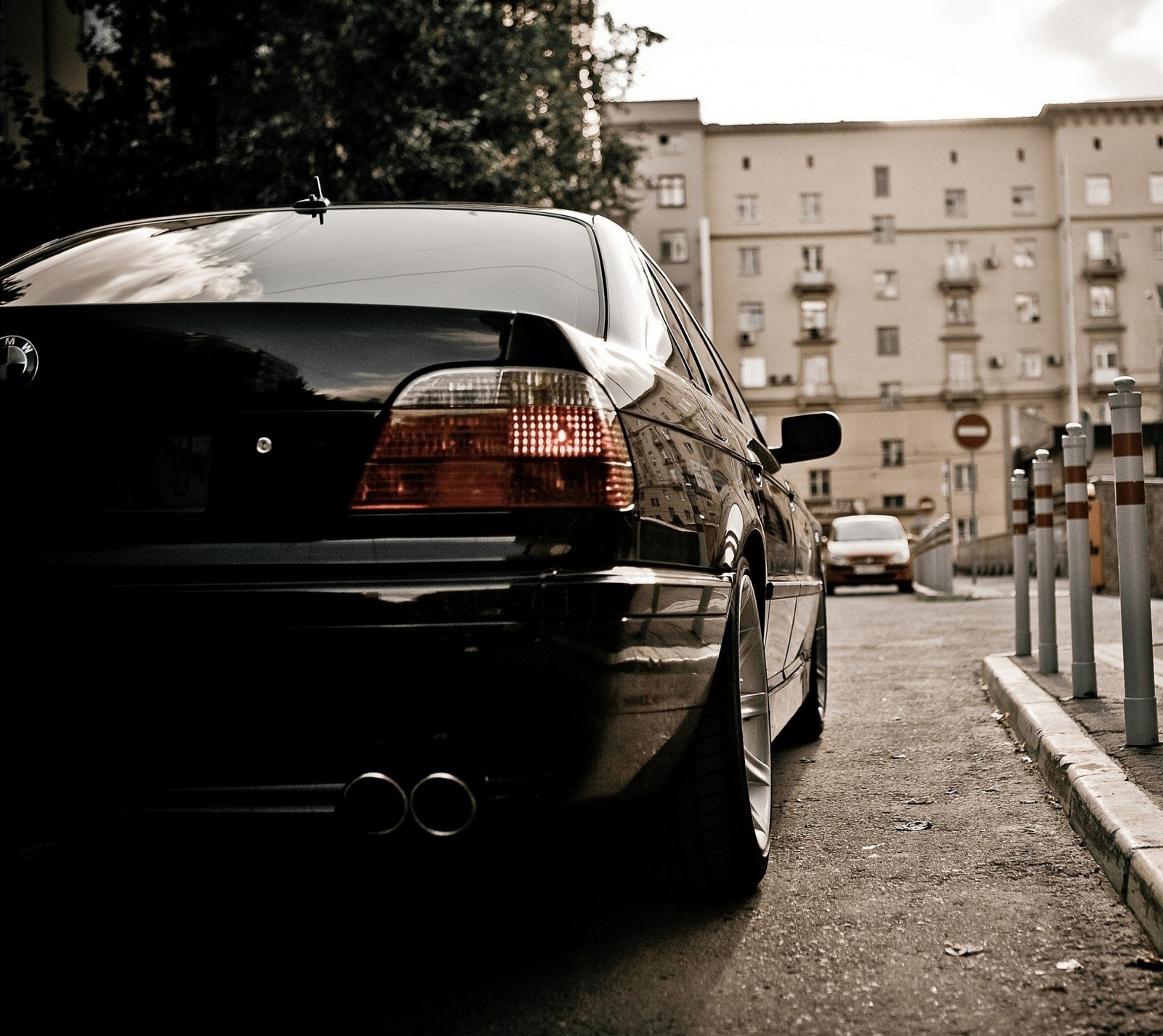 Ein schwarzes auto steht am straßenrand (7er serie, schwarze autos, bmw e38, e38, hinten)