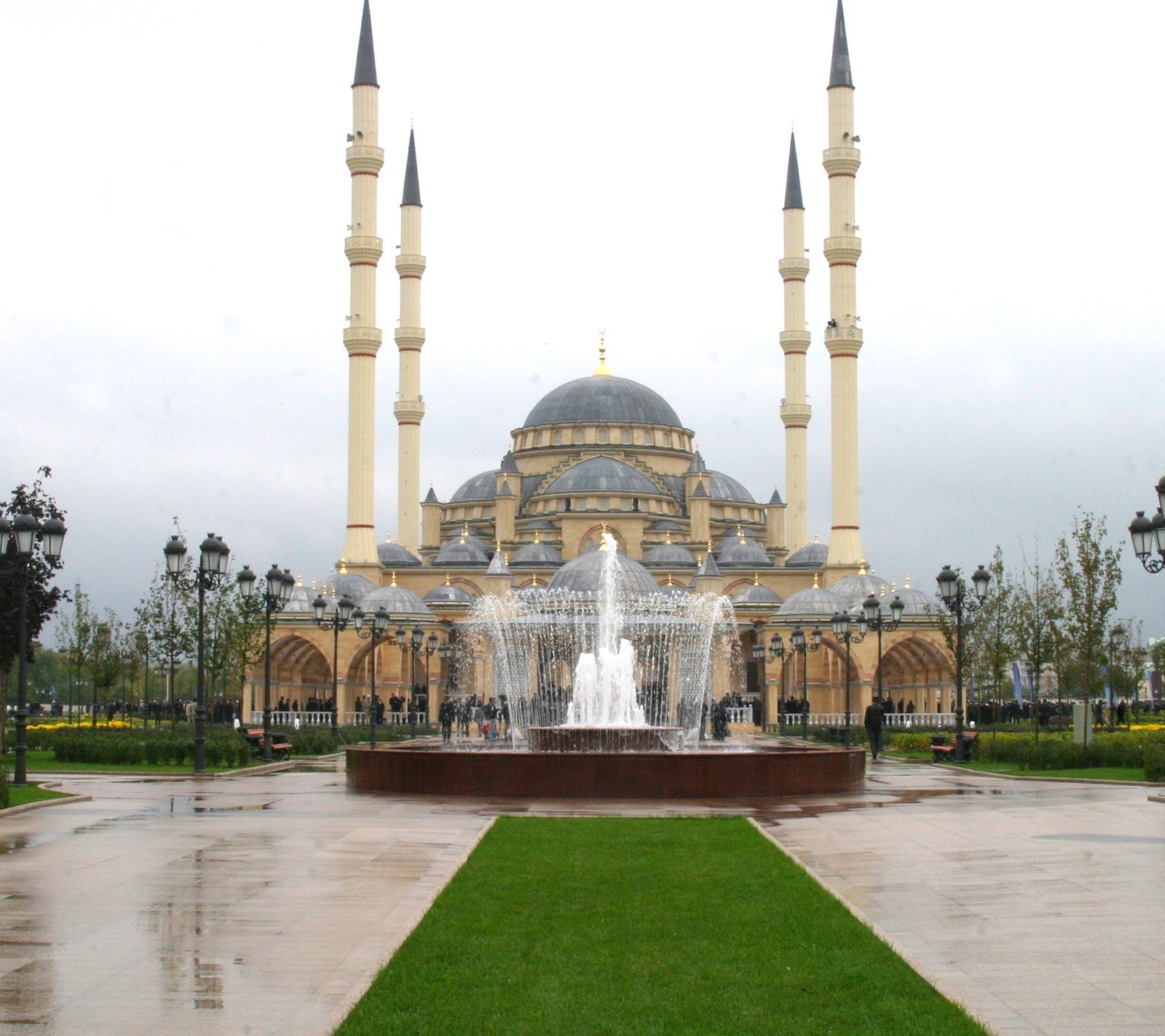 Vista aérea de uma fonte em frente a um grande prédio (chechen, islão, islam, mesquita)