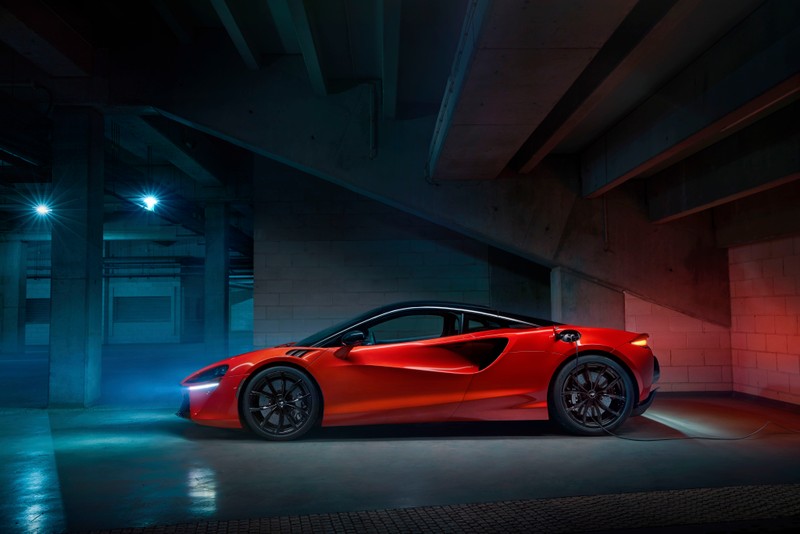 Mclaren 811 суперкар показан в темном гараже (макларен артюра, mclaren artura, суперкары, гибридные автомобили, 2022)