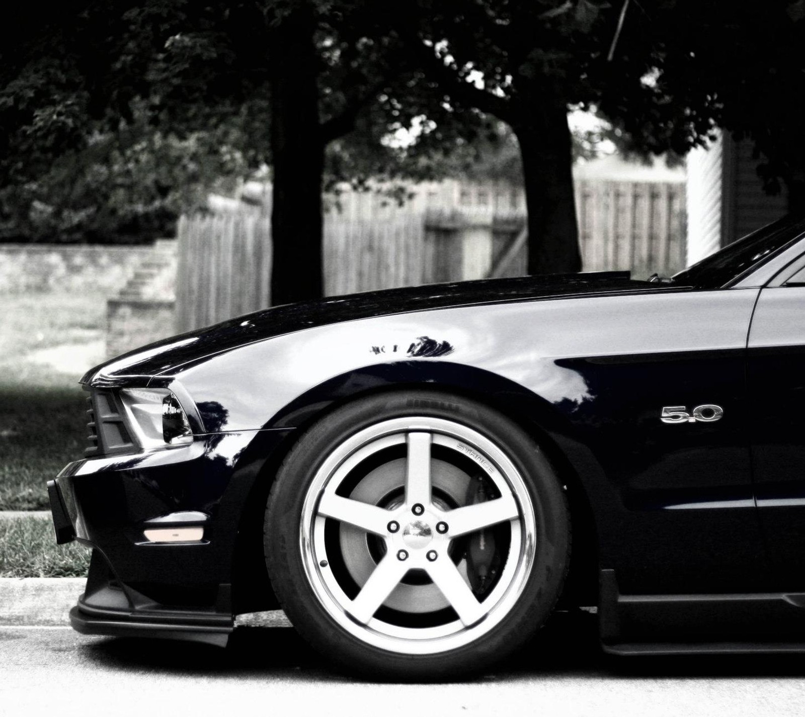 Un primer plano de un coche negro estacionado en la calle (240sx, guay, deriva, ford, mustang)