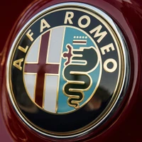 Emblema de Alfa Romeo con diseño de serpiente y cruz