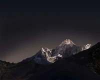 Majestuosas montañas cubiertas de nieve bajo un cielo oscuro en Belgrado