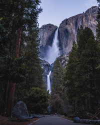 Cascatas de Yosemite: Uma majestosa cachoeira entre pinheiros altos e montanhas acidentadas