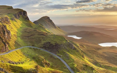 Deslumbrante Highland Ridge ao pôr do sol com vista cênica das montanhas e estrada sinuosa