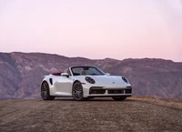 2021 Porsche 911 Turbo Cabriolet auf malerischer Bergstraße