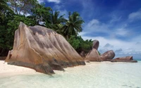 Tropischer Strand mit malerischen Felsformationen und üppigem Grün