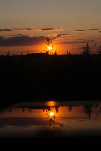 Reflexão do pôr do sol dourado no horizonte sereno