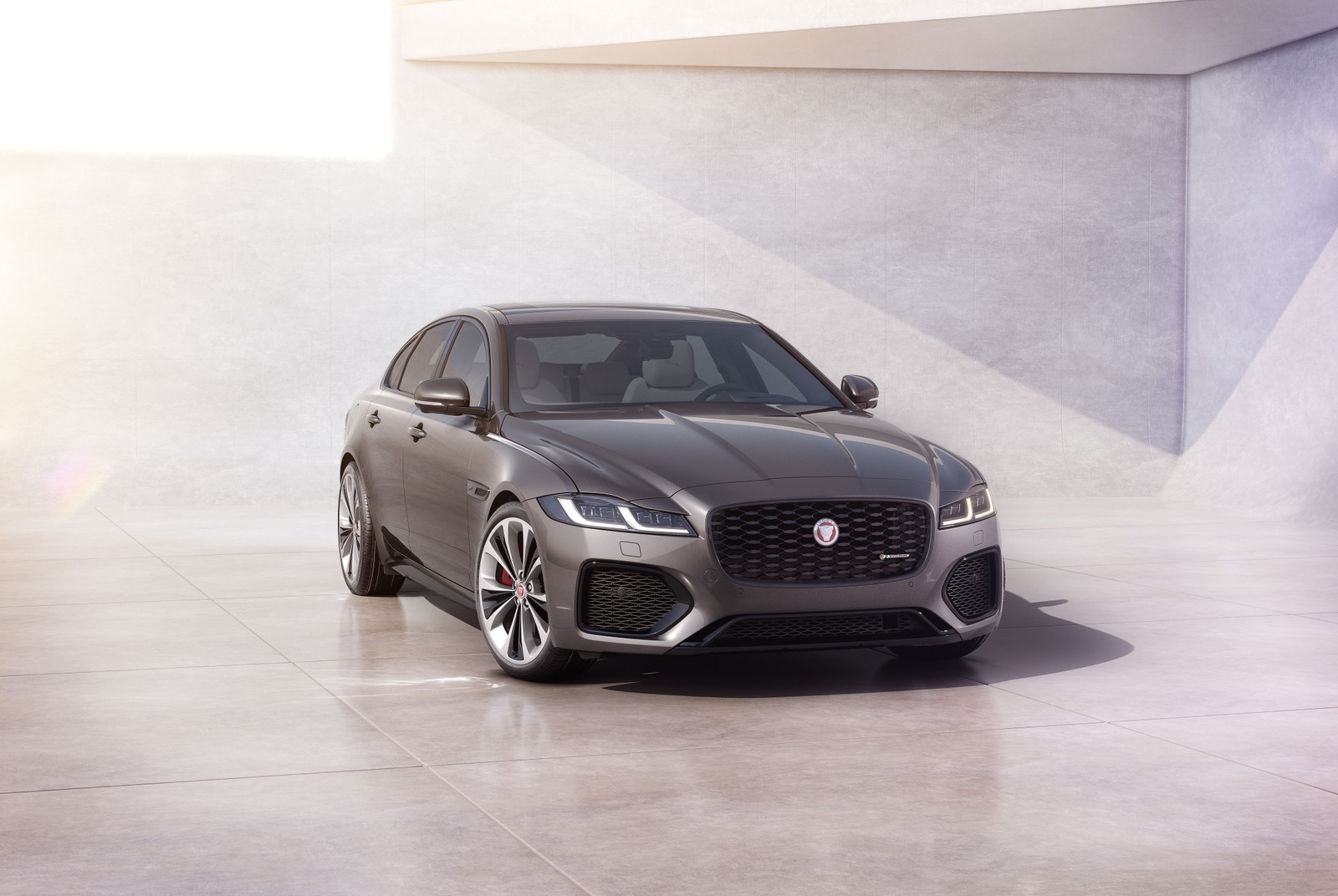 Серый ягуар, припаркованный в белой комнате с светом на стене (jaguar xf p300 awd r dynamic, 2020, 5k, 8k, машины)