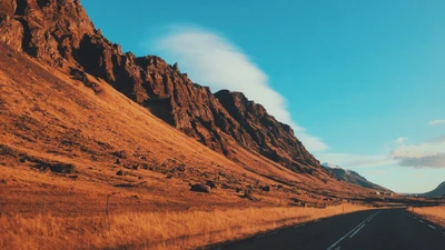 Camino sinuoso a través de un majestuoso paisaje de tierras altas