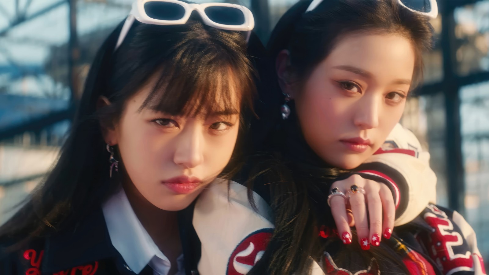 Deux jeunes femmes avec des lunettes de soleil sur la tête posent pour une photo (ive, 아이브, kpop, coréen, groupe de filles)