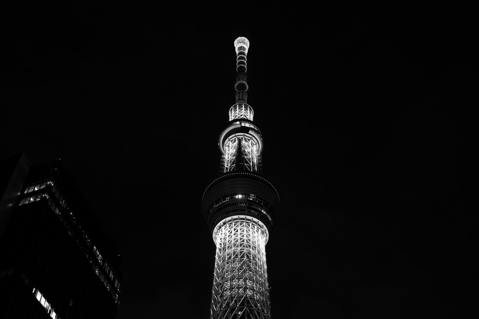 Una vista aérea de una torre alta con un reloj en la parte superior (tokio, tokyo, torre, noche, blanco y negro)