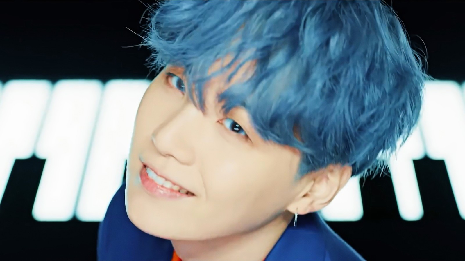 Gros plan d'une personne avec des cheveux bleus et une cravate (suga, min yoon gi, bts, bangtan boys, kpop)