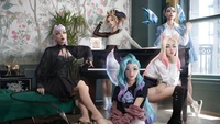 Iconos de KDA: Evelynn, Ahri, Kai'Sa, Akali y Seraphine en una reunión elegante