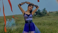 Joy do Red Velvet exala elegância em um cenário pastoral de sonho