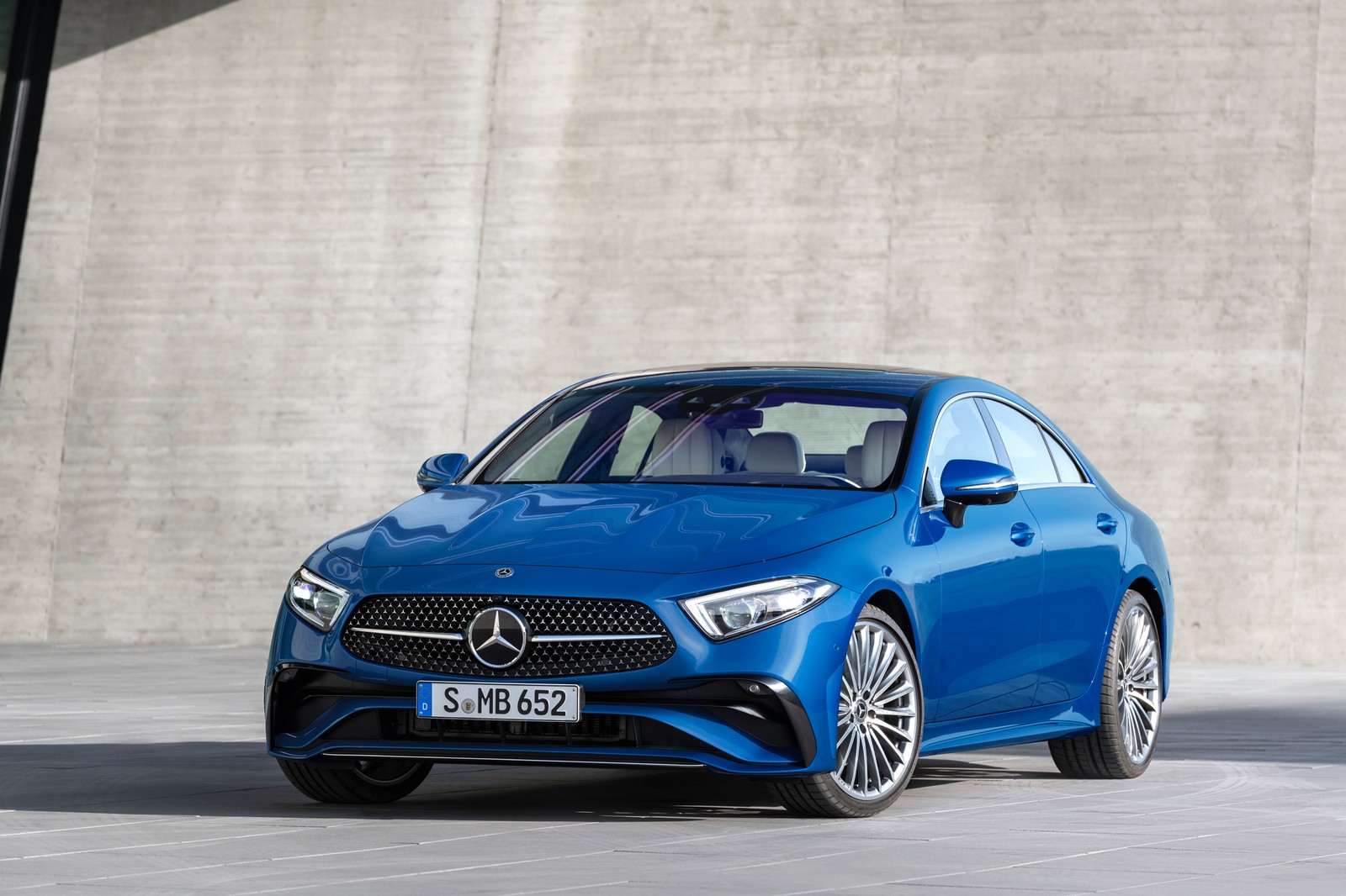 Un primer plano de un mercedes cla azul estacionado frente a un edificio (mercedes benz cls 350 amg line, 5k, 2021, coches, fondo de pantalla 4k)