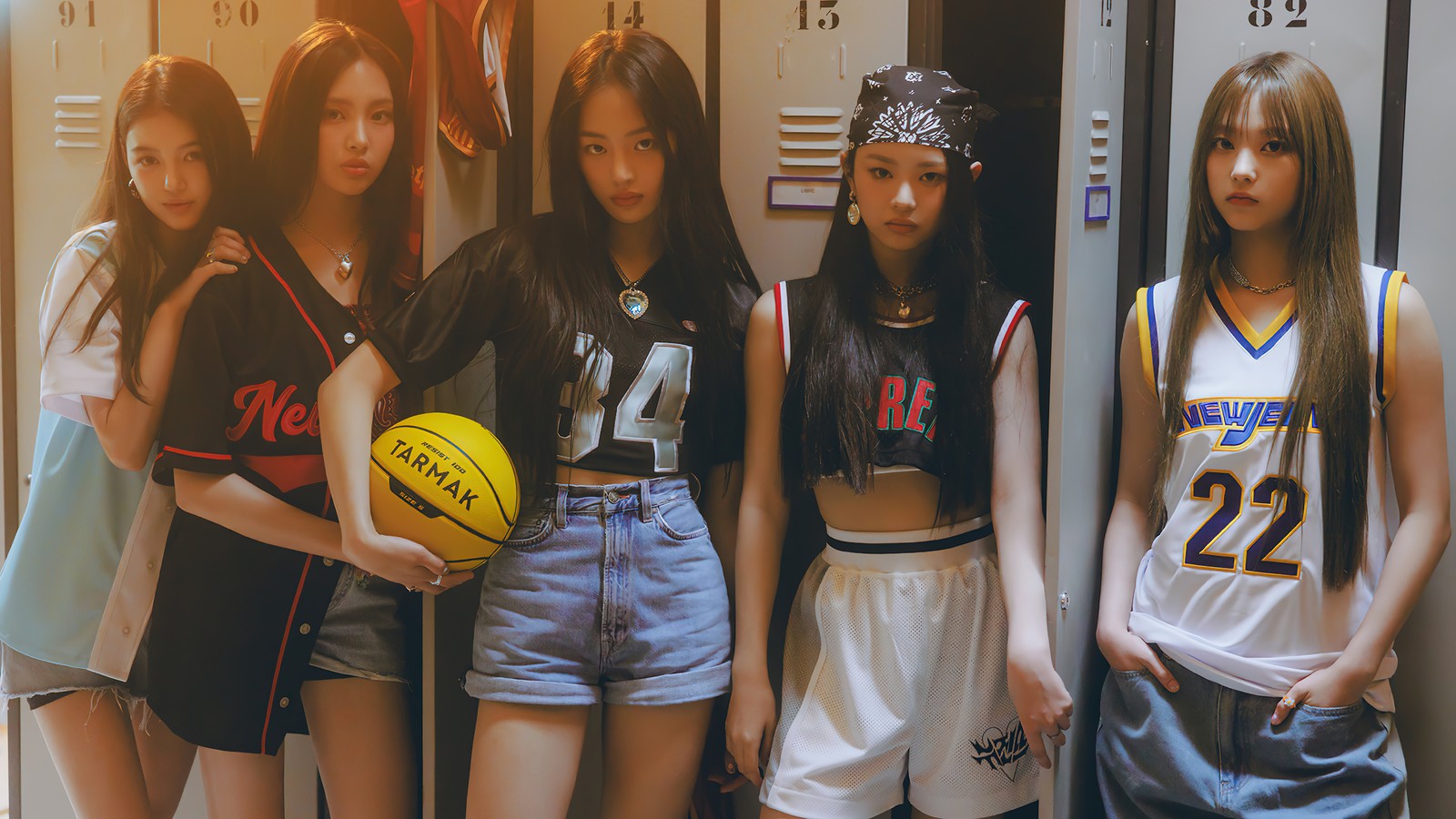 Filles en uniformes de basket-ball debout à côté des casiers avec un ballon (newjeans, kpop, groupe de filles coréen, korean girl group, k pop)