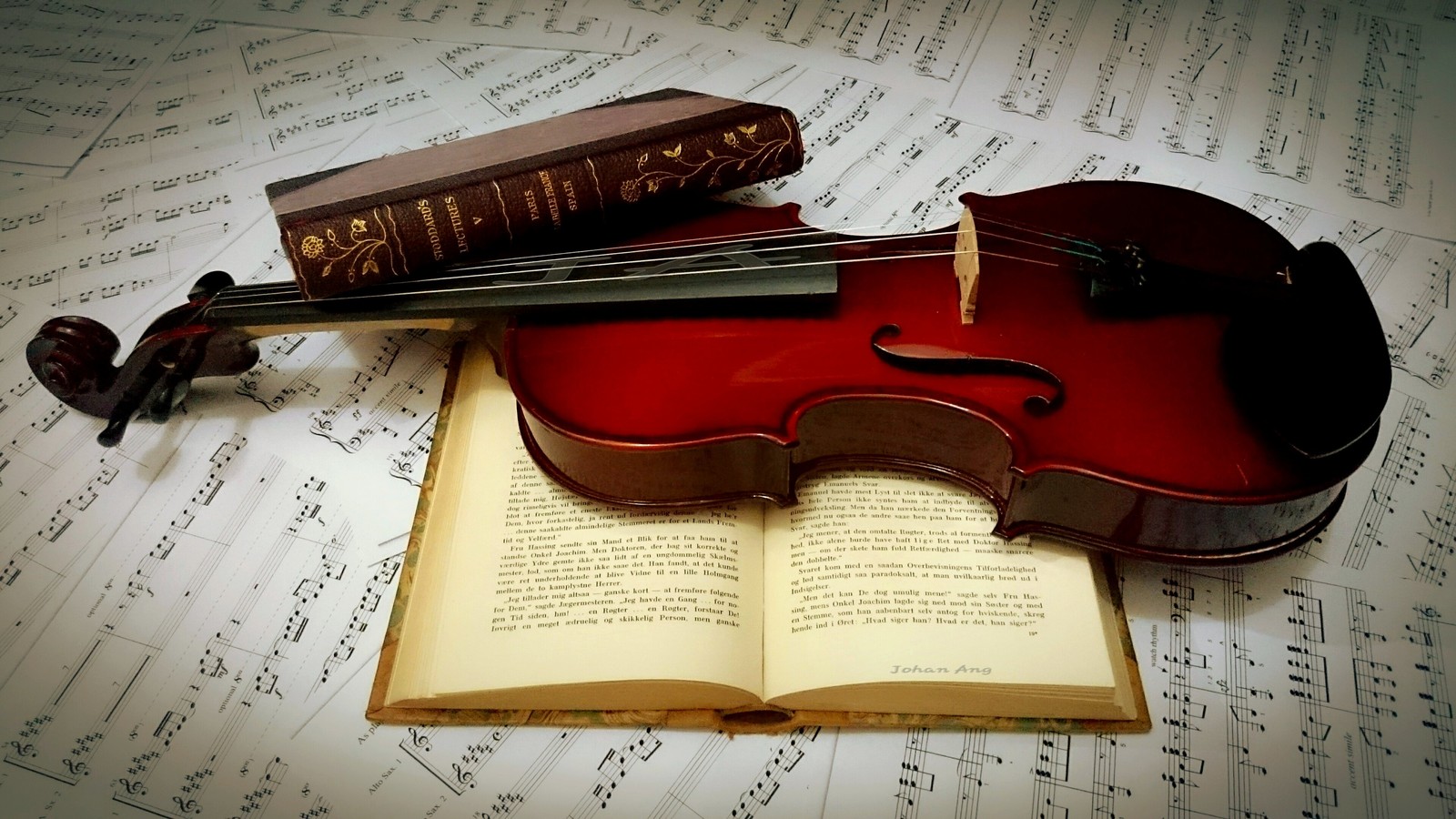 Un violín y un libro sobre una hoja de música (violín, nota musical, arte, instrumento de cuerda, música)