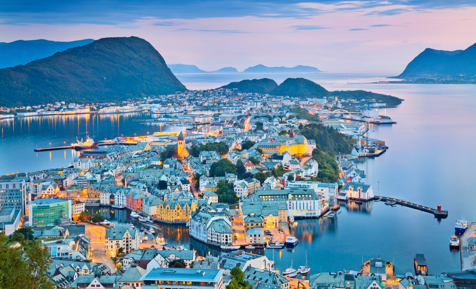 Eine ansicht der stadt bergen, norwegen, bei dämmerung (geiranger, stadt, tourismus, meer, wasserressourcen)