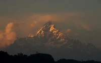 Amanecer sobre Pokhara: Majestuosa cadena montañosa bajo suaves nubes