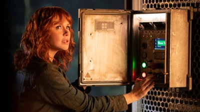 Bryce Dallas Howard bedient ein Bedienfeld in Jurassic World Dominion.