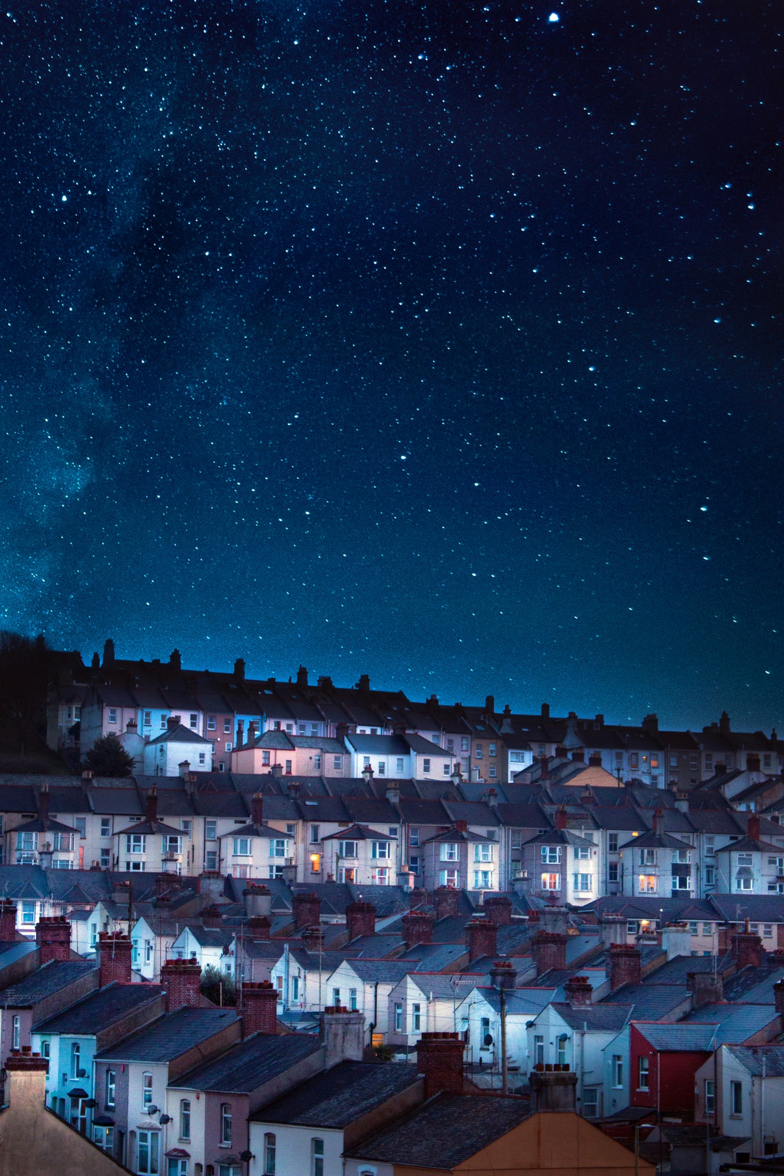 Cielo nocturno con estrellas sobre una ciudad con una torre del reloj (noche, azul, nube, atmósfera, ligero)