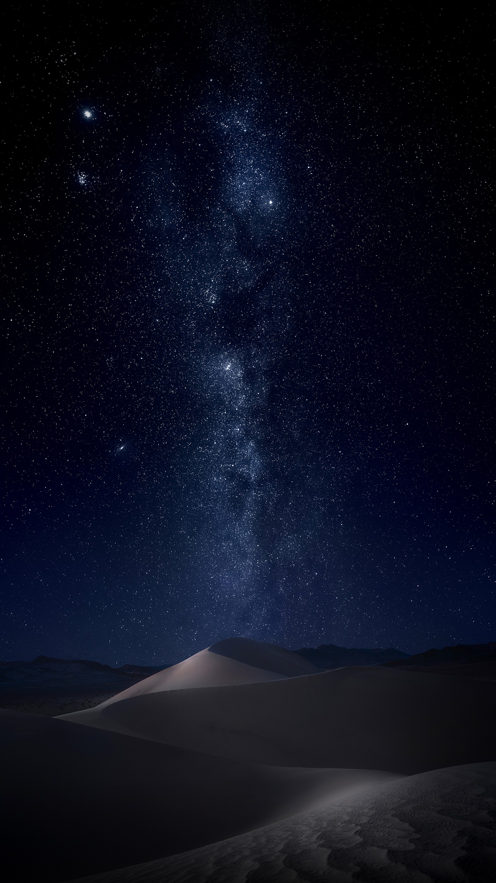 Um céu estrelado sobre uma paisagem desértica com uma árvore solitária (beleza natural, duna, dune, azul marinho, noite)