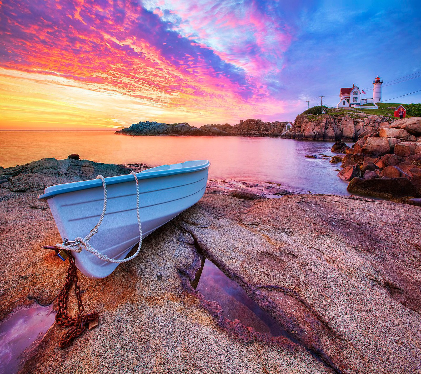 Un bateau à voile sur la plage avec un phare en arrière-plan (beau, paysage)