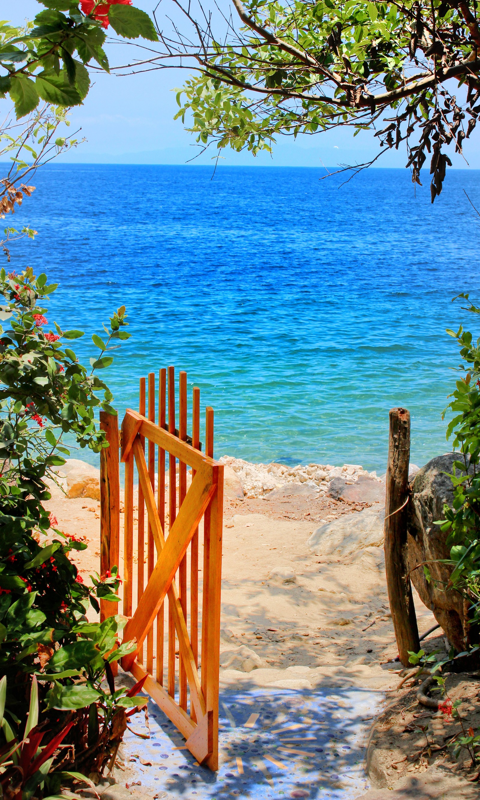 Puerta a la playa con una entrada de madeira levando ao oceano (méxico, puerto vallarta, mar, travelmexico, yelapa)