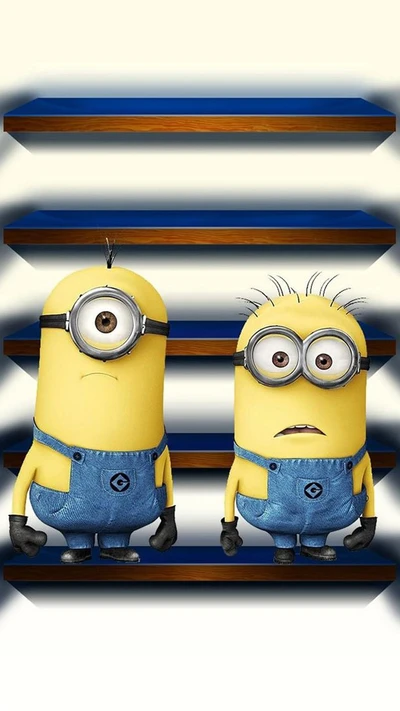 Deux mignons Minions avec des expressions distinctes, se tenant sur un ensemble d'étagères bleues et en bois.