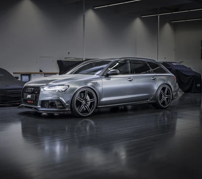 Audi RS6 modifié dans un cadre d'exposition élégant et moderne.