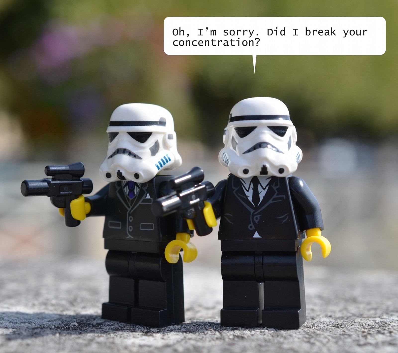 Lego star wars figuren posieren mit einer botschaft an einem sonnigen tag (comic, lustig, stern, kriege)