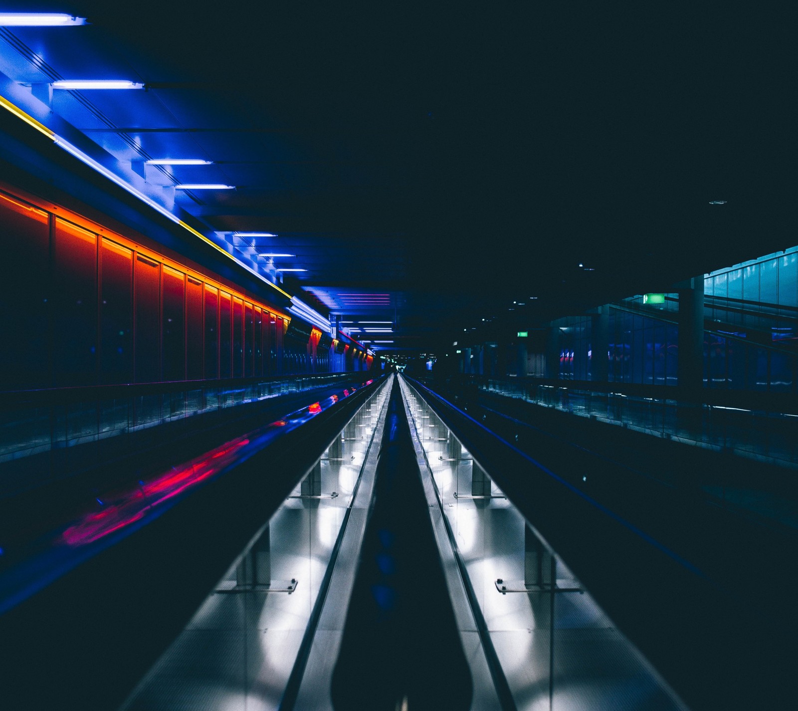 Vista aérea de uma estação de trem com um trem nos trilhos (luzes, londres, london, nova york, new york)