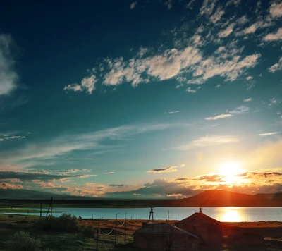 Atemberaubender Sonnenuntergang über einer ruhigen Landschaft mit sanften Hügeln