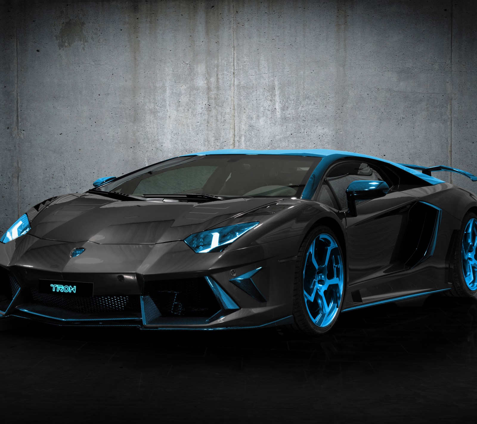 Gros plan d'une voiture de sport noire avec des lumières bleues (auto, bleu, voiture, lambo, lamborghini)