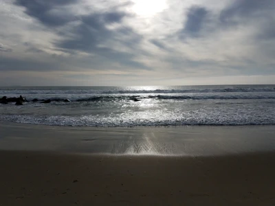 Paisagem de praia serena sob um céu nublado